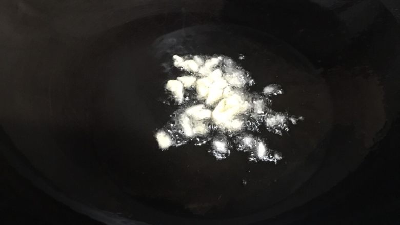 茼蒿炖豆腐虾,锅里放入蒜末爆香