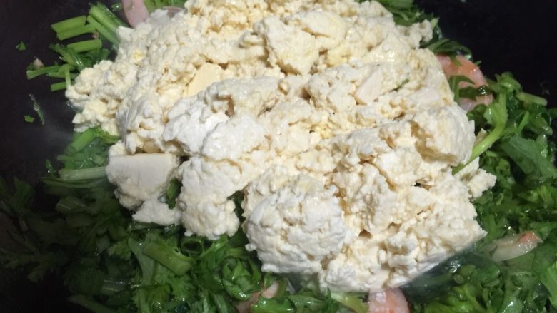 茼蒿炖豆腐虾,加入豆腐炒匀