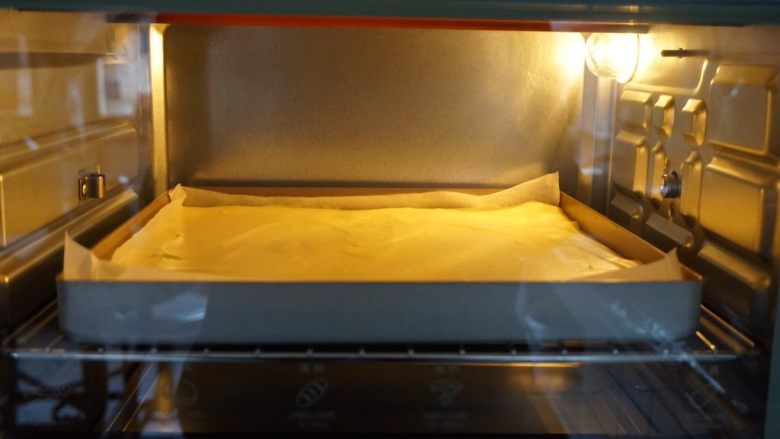 奥利奥蛋糕卷,放入已经提前预热好170度的烤箱倒数第二层,烘烤16分钟左右(各家烤箱脾气不同,温度仅供参考)