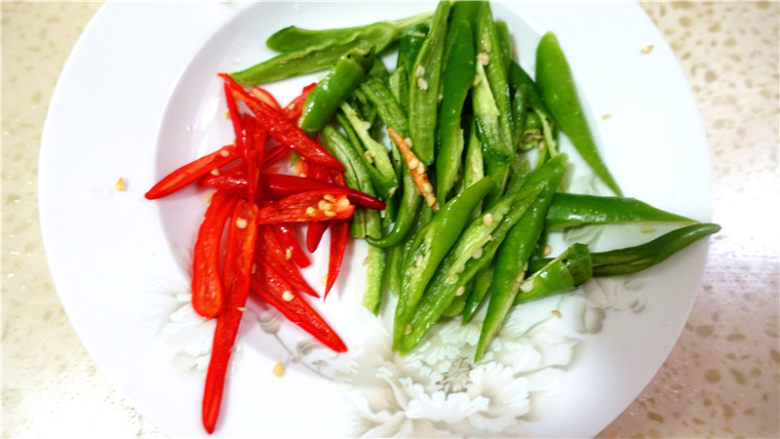 杏鲍菇炒五花肉,青红椒洗净,切好。