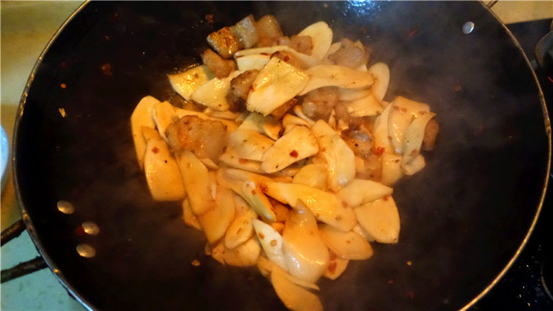杏鲍菇炒五花肉,.炒至杏鲍菇出水,变软。