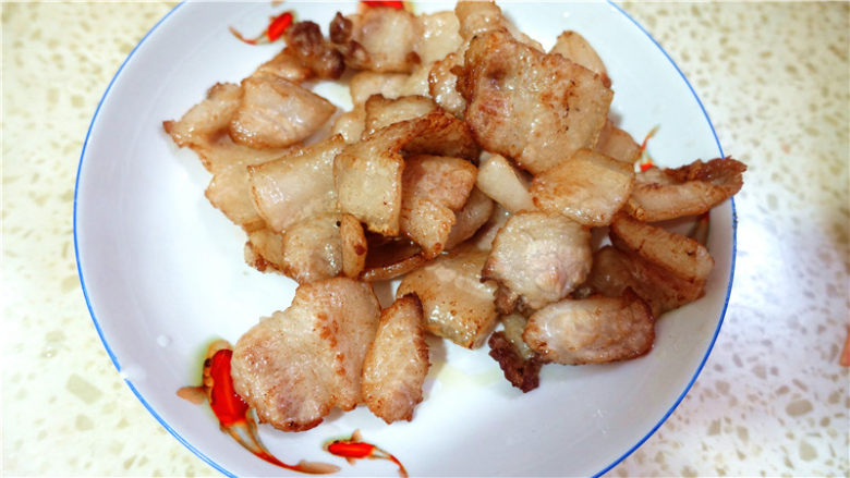 杏鲍菇炒五花肉,将煸好的五花肉滤油,用盘子盛出。
