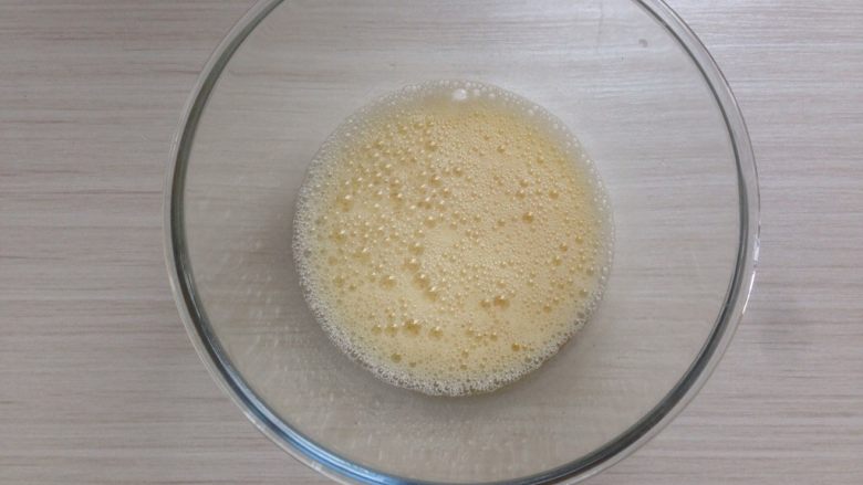 培根麻薯包,用电动打蛋器打发20几秒,出现密集的小泡泡
