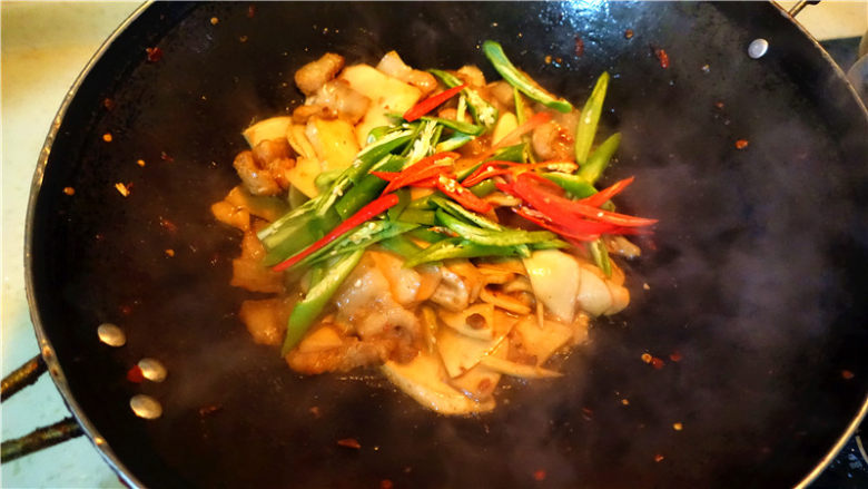 杏鲍菇炒五花肉,放入青红椒翻炒。炒至<a style='color:red;display:inline-block;' href='/shicai/ 61'>青椒</a>变软,放入适量盐,味精,翻匀,起锅装盘。
