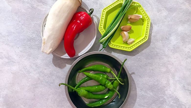 唐三彩(家常蚝油彩椒杏鲍菇),首先我们准备好所有食材