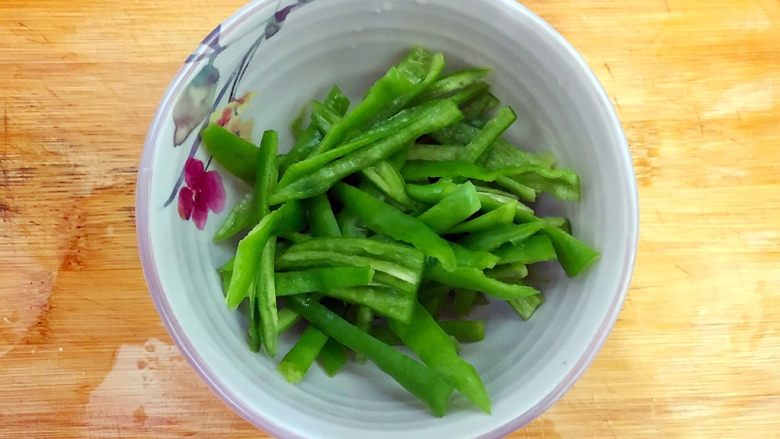 唐三彩(家常蚝油彩椒杏鲍菇),<a style='color:red;display:inline-block;' href='/shicai/ 10089'>青辣椒</a>洗净,挖去籽,如图所示,切成丝,控干水分,备用