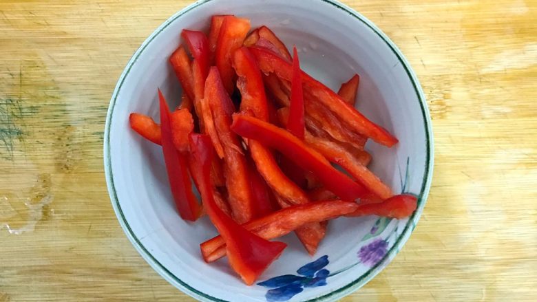 唐三彩(家常蚝油彩椒杏鲍菇),全部切好,控干水分,备用