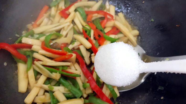 唐三彩(家常蚝油彩椒杏鲍菇),加一丢丢细砂糖,撒上剩余的小葱,翻炒均匀,即可