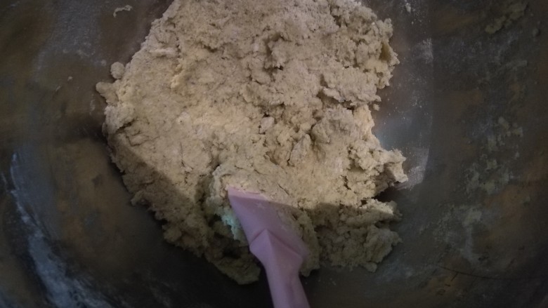 茉莉花茶曲奇 清新解郁,在打发的黄油鸡蛋液和面粉茶粉中加入牛奶绿茶液,切拌均匀