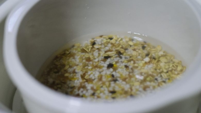 新年健康快手早餐day1:杂粮饭团配豆浆 橙子,用电饭煲、慢炖锅都可以,煮饭模式。