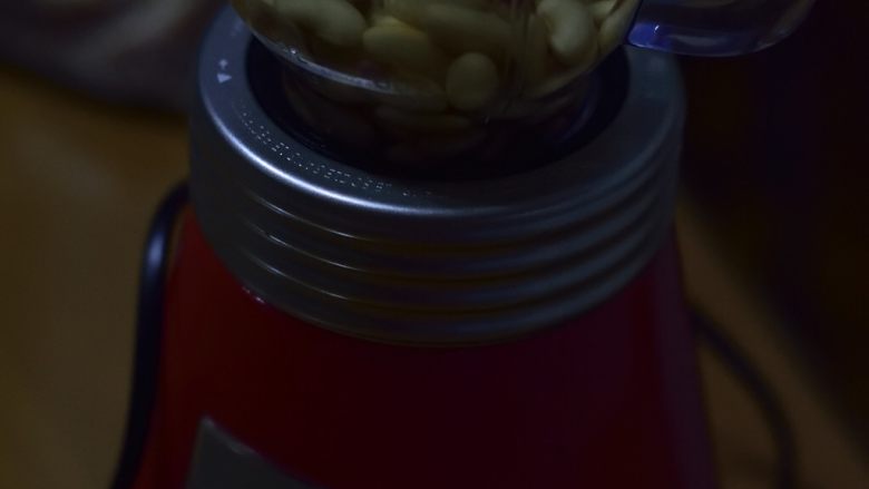 新年健康快手早餐day1:杂粮饭团配豆浆 橙子,头一天晚上,加100毫升水,料理机打碎。如果有豆浆机,就更简单啦,直接在吃那天早上做既可。