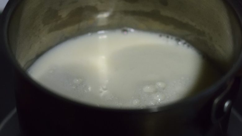 新年健康快手早餐day1:杂粮饭团配豆浆 橙子,第二天早上起来,煮豆浆。如果用豆浆机更简单,直接出来就可以喝了。