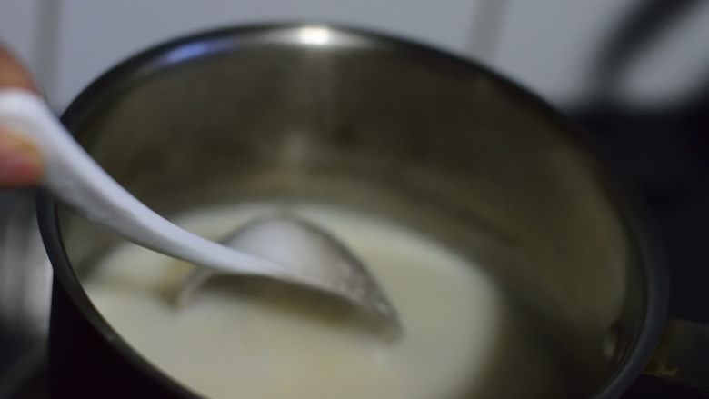 新年健康快手早餐day1:杂粮饭团配豆浆 橙子,全程小火,不时用勺子搅拌。