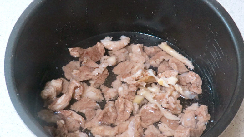 美味下饭菜【牛肉咖喱锅】,用温水洗净控水;高压锅里加适量清水,炖二十分钟左右