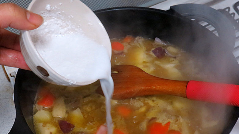 美味下饭菜【牛肉咖喱锅】,<a style='color:red;display:inline-block;' href='/shicai/ 104273'>椰浆粉</a>加清水调开,加入锅中
