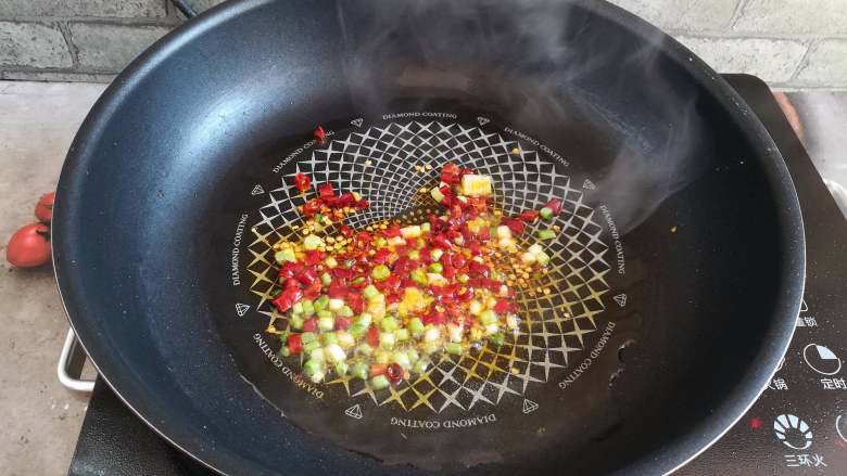 萝卜干炒腊肠,烧热油锅,放入葱白和辣椒爆出香味