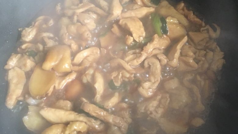 豆瓣鸡🐔,加开水(可以用生粉兑水),没过鸡肉,(可以尝尝会不会少盐,豆瓣很咸的,<a style='color:red;display:inline-block;' href='/shicai/ 692'>酱油</a>也是咸的,所以要尝了才决定)