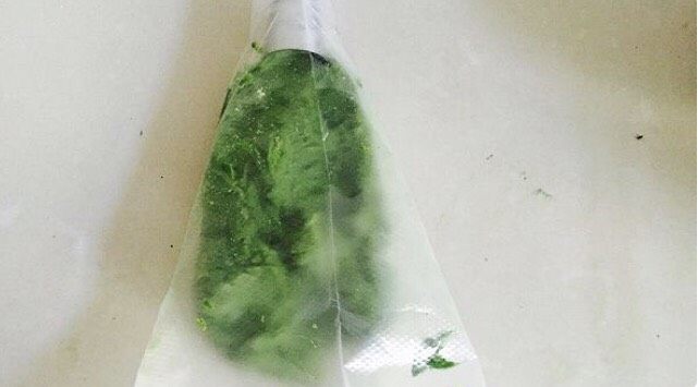 梦幻双色曲奇,裱花嘴装进一次性裱花袋中、大家喜欢什么花嘴就用什么、没有固定要求!取一半的抹茶面糊装进裱花袋中、稍微用刮刀压一下方便装入另一种口味的面糊