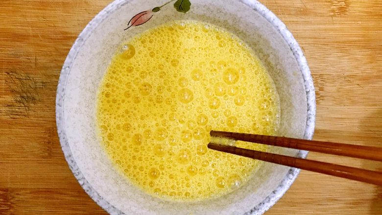 百搭面浇头の红绿灯(青瓜火腿肠炒鸡蛋),打散,备用