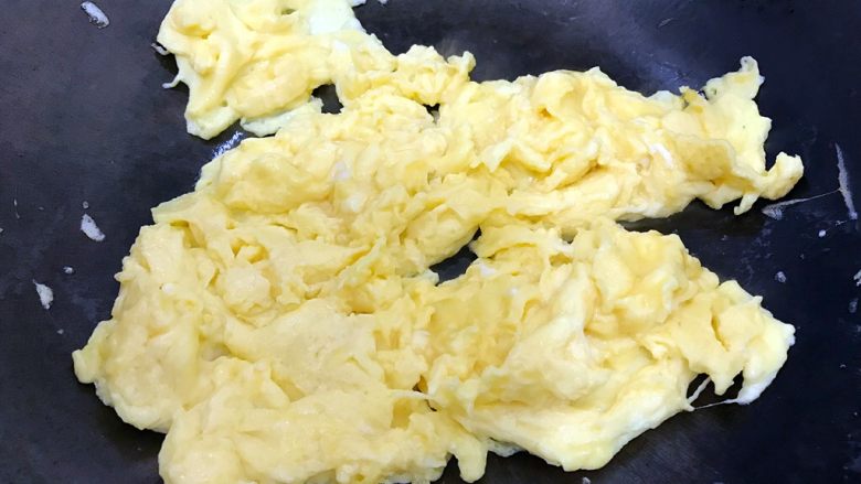 百搭面浇头の红绿灯(青瓜火腿肠炒鸡蛋),小火迅速翻炒至鸡蛋结块