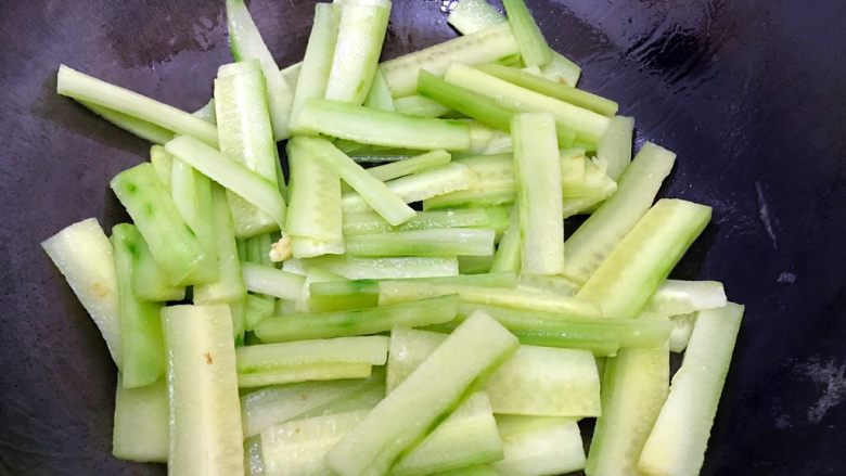 百搭面浇头の红绿灯(青瓜火腿肠炒鸡蛋),中大火翻炒10几秒