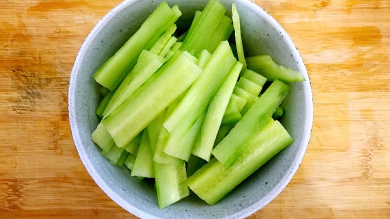 百搭面浇头の红绿灯(青瓜火腿肠炒鸡蛋),全部切好,控干水分,备用