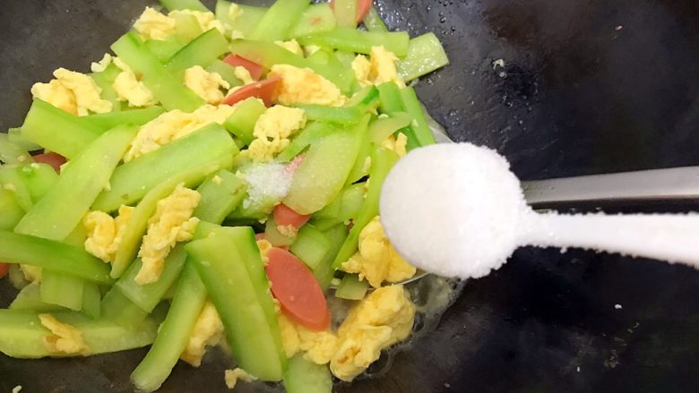 百搭面浇头の红绿灯(青瓜火腿肠炒鸡蛋),加一丢丢细砂糖