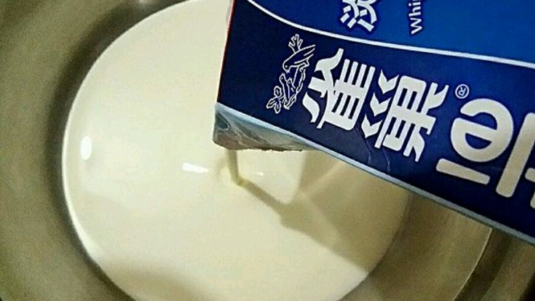 抹茶蜜豆千层蛋糕,将<a style='color:red;display:inline-block;' href='/shicai/ 8197'>淡奶油</a>倒进容器中,加入20g白糖。