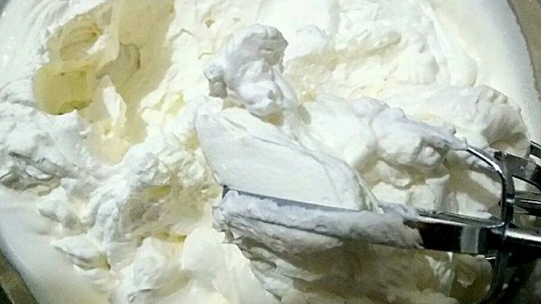 抹茶蜜豆千层蛋糕,打发,可以打的硬一点。