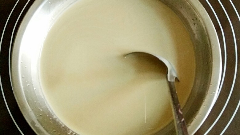 抹茶蜜豆千层蛋糕,从冰箱冷藏室里取出粉糊,再搅拌一下。