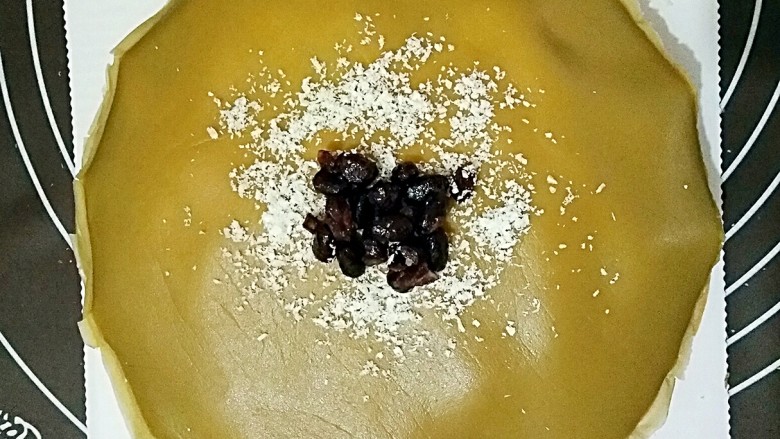 抹茶蜜豆千层蛋糕,依次一层皮,一层蜜豆奶油馅,一层皮,一层纯奶油,叠加好。