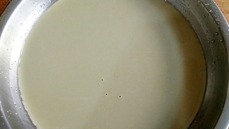 抹茶蜜豆千层蛋糕,过筛后的粉糊放进冰箱冷藏室冷藏20分钟。