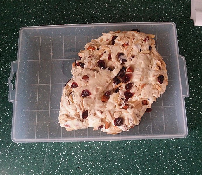 #做年货# 杏仁花生蔓越莓牛轧糖,移至牛轧糖型整形盘中,没有模具的亲、可用防粘的盘子来操作