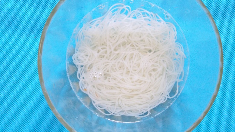 蝴蝶面羹,原味细面捞起过冷水