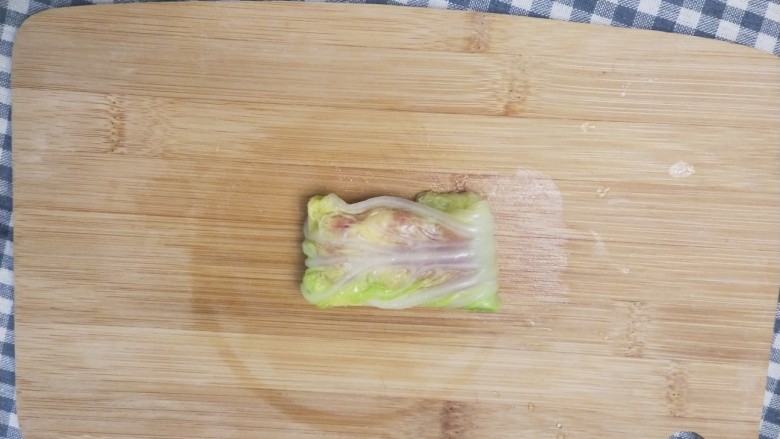 美味和颜值并存的白菜包肉,将菜叶两端往中间,翻过来