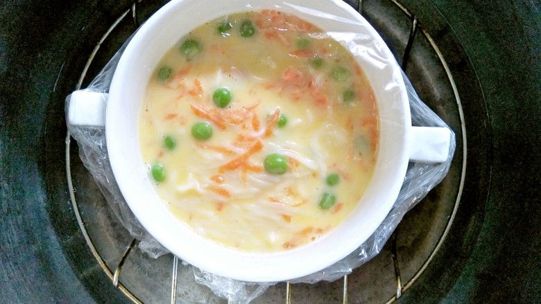 蝴蝶面羹,盖上保鲜膜上锅中火蒸20分钟(保鲜膜上面戳几个小孔哦)