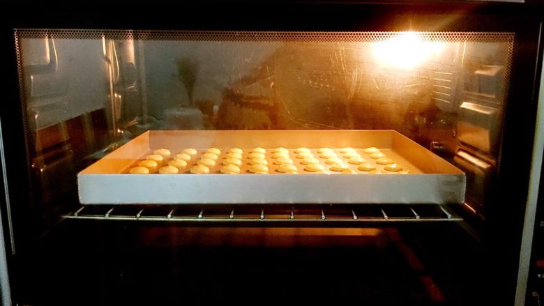 蛋黄小饼干,放入预热好的烤箱,上下火150度,中层12-15分钟