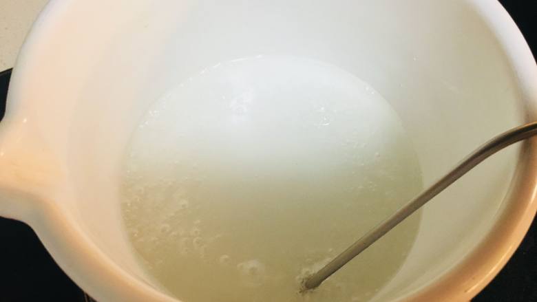 汉堡马卡龙,糖水部分材料。也就是水与糖,放入锅中。把温度计的探针放入锅中。将糖水熬制118度,熬糖水时不要搅拌,以免返沙。天气潮湿的话可以把糖水的问题提高到119—120度。