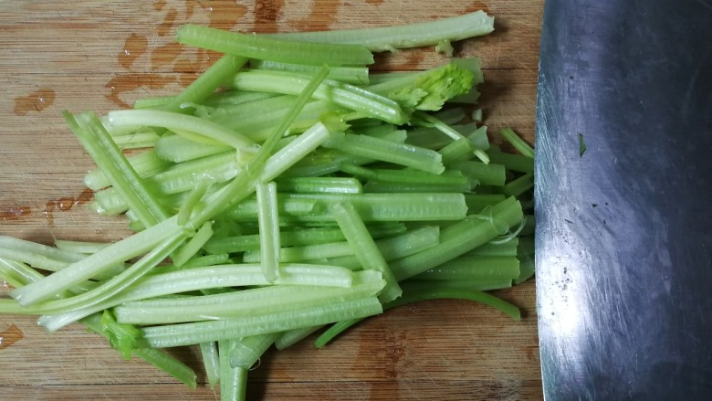 樱红柳绿～胡萝卜芹菜年糕,芹菜摘去叶子撕掉筋洗净