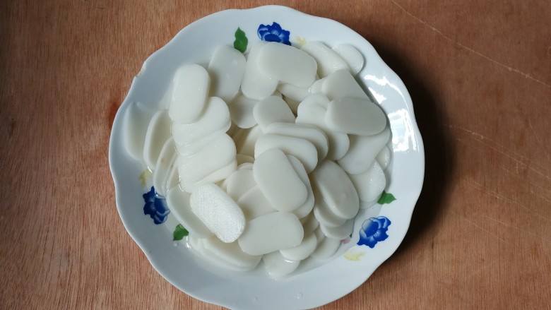 樱红柳绿~胡萝卜芹菜年糕,盛盘备用