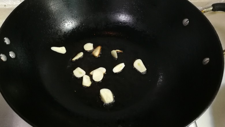 樱红柳绿~胡萝卜芹菜年糕,放入蒜片煸香