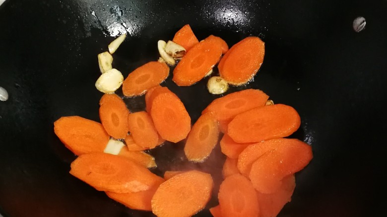 樱红柳绿~胡萝卜芹菜年糕,放入胡萝卜片煸炒出胡萝卜香味