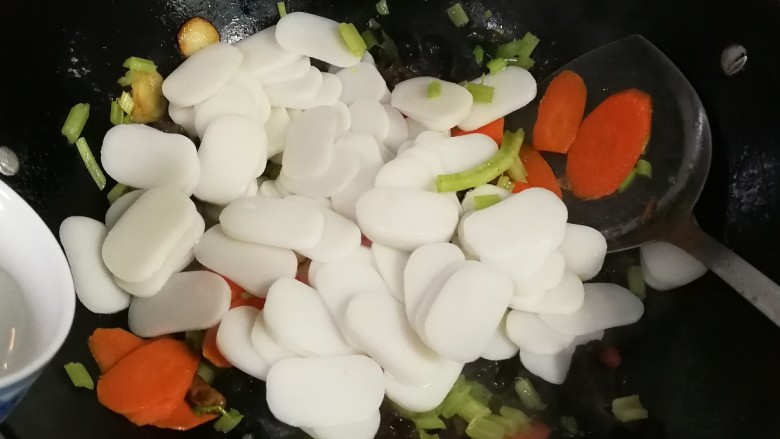 樱红柳绿~胡萝卜芹菜年糕,放入适量热水