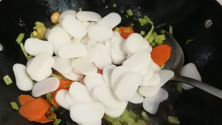 樱红柳绿~胡萝卜芹菜年糕,放入年糕片