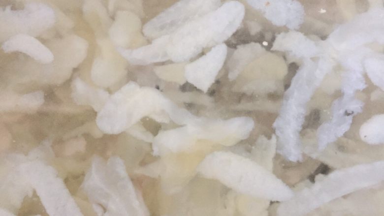 柠香老醋木耳蛰头,水池子放水,倒入海蜇头用水拔,隔半小时换次水,待海蜇头颜色发白,没有咸味