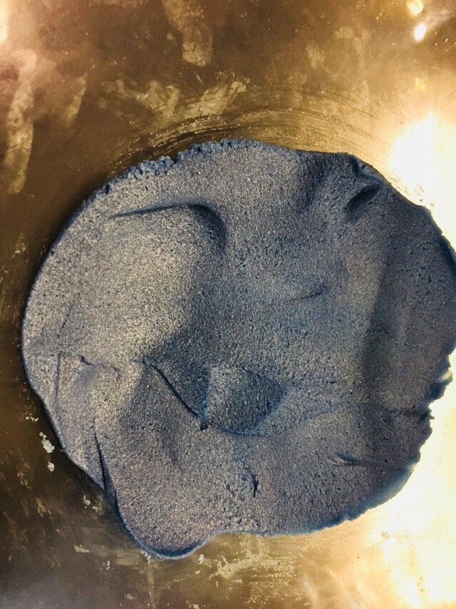 汉堡马卡龙,先用刮刀轻轻搅拌,稍微混合后,加大力度按压。直到充分搅拌均匀。因为是汉堡马卡龙的蛋白26克少于传统马克龙的33克,这步会费力些。切!抹!压都可以。搅拌均匀后,盖上保鲜膜。去做蛋白霜。