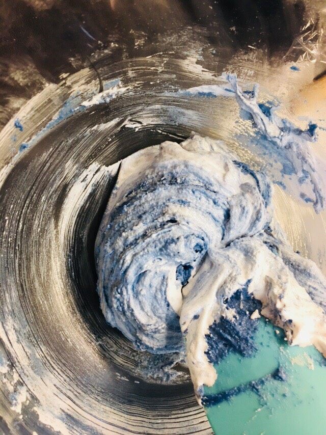 汉堡马卡龙,第二次搅拌,要稍微轻一些,翻拌,轻按压。不要向第一次那样用力了哦