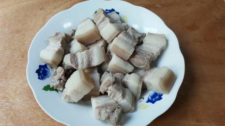 甜糯冰糖生抽腐乳中方肉,温水冲洗干净盛盘备用