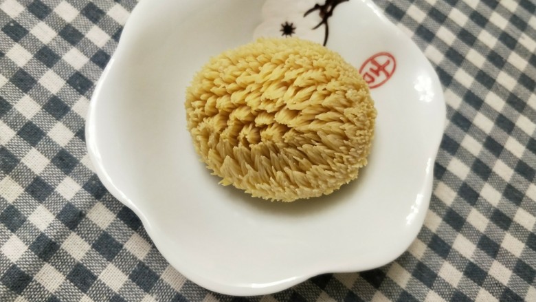 猴头菇蒸蛋,泡好的猴头菇,外形酷似猴头