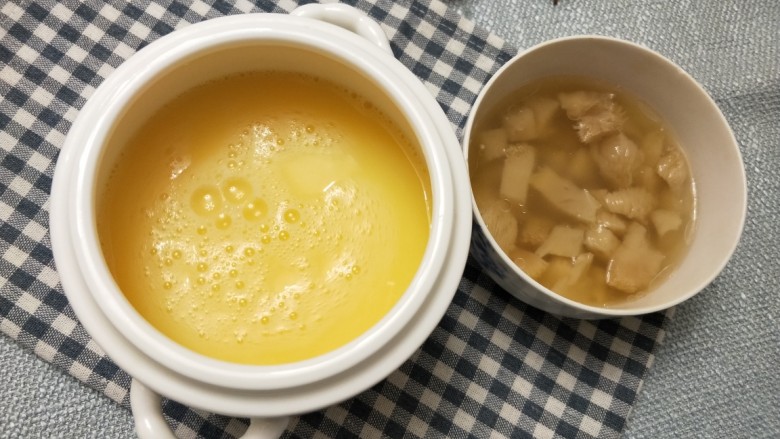 猴头菇蒸蛋,待高汤冷却,将一部分的猴头菇加入蛋液中